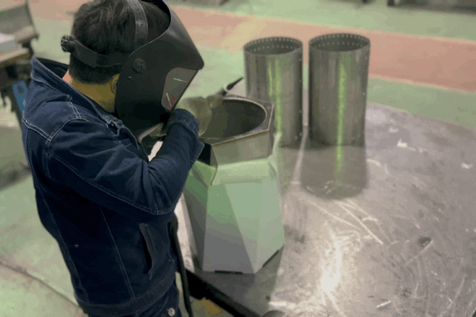 職人による溶接作業